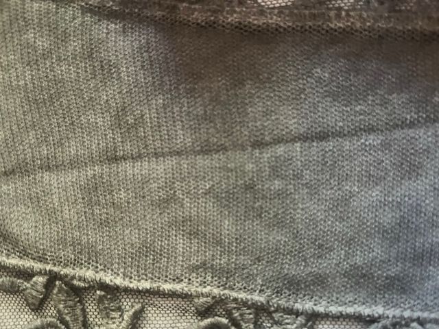 Chaleco gris con encaje y volantes