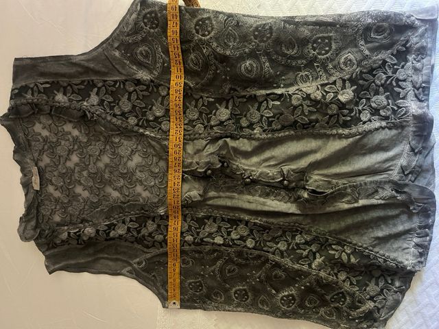 Chaleco gris con encaje y volantes