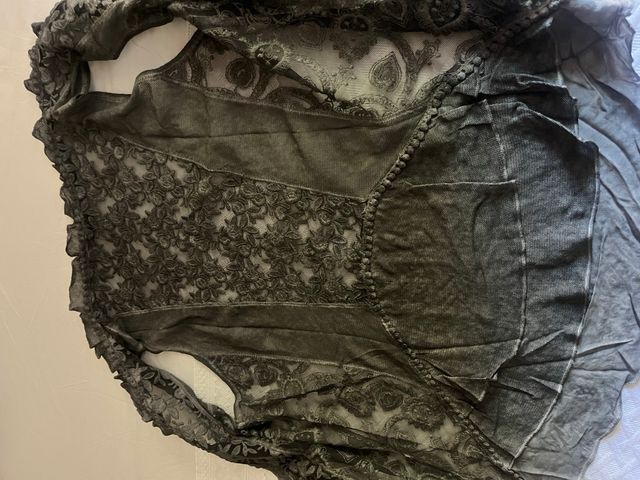 Chaleco gris con encaje y volantes