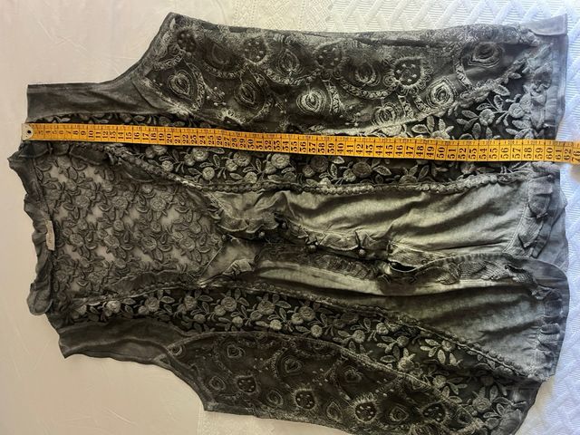 Chaleco gris con encaje y volantes