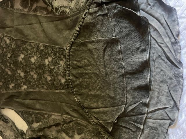 Chaleco gris con encaje y volantes