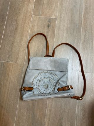 Mochila gris y marrón con diseño