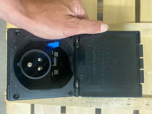 Toma CEE17 Exterior Negra, ideal para camperizar.