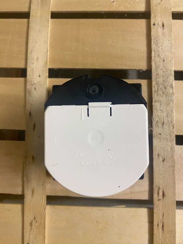 Toma CEE17 Exterior Negra, ideal para camperizar.