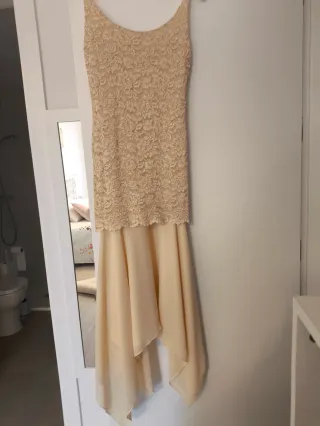 Vestido de fiesta beige encaje