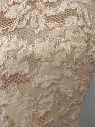 Vestido de fiesta beige encaje