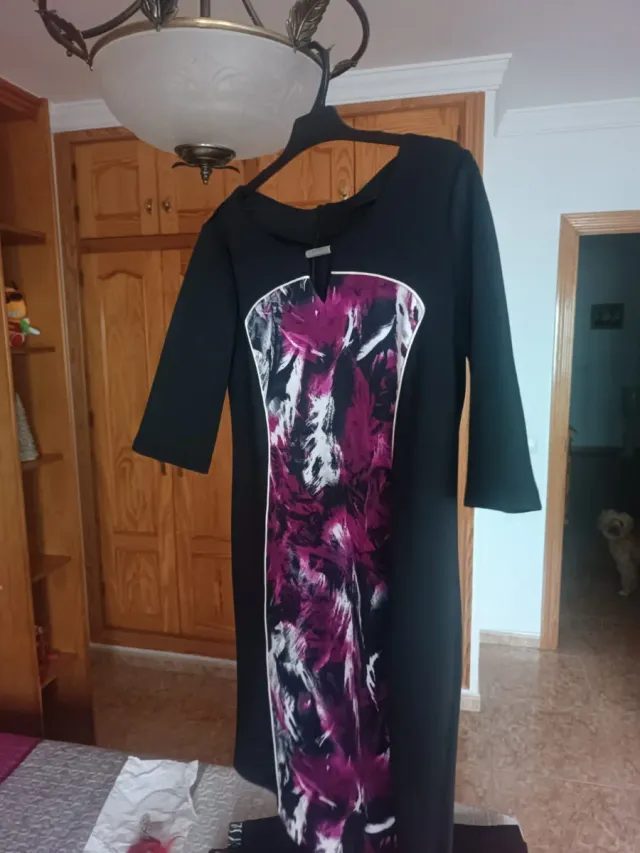 Vestido negro con estampado morado