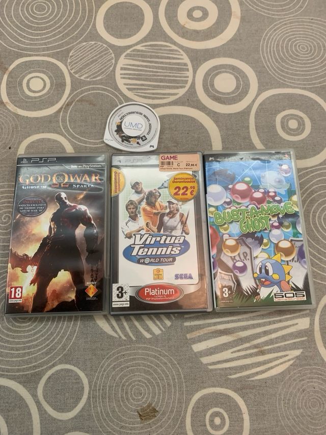 Giochi PSP con copertina e istruzioni.