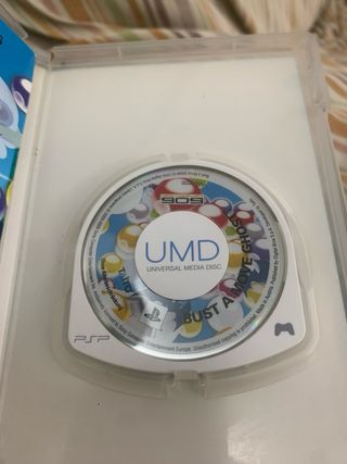 Giochi PSP con copertina e istruzioni.