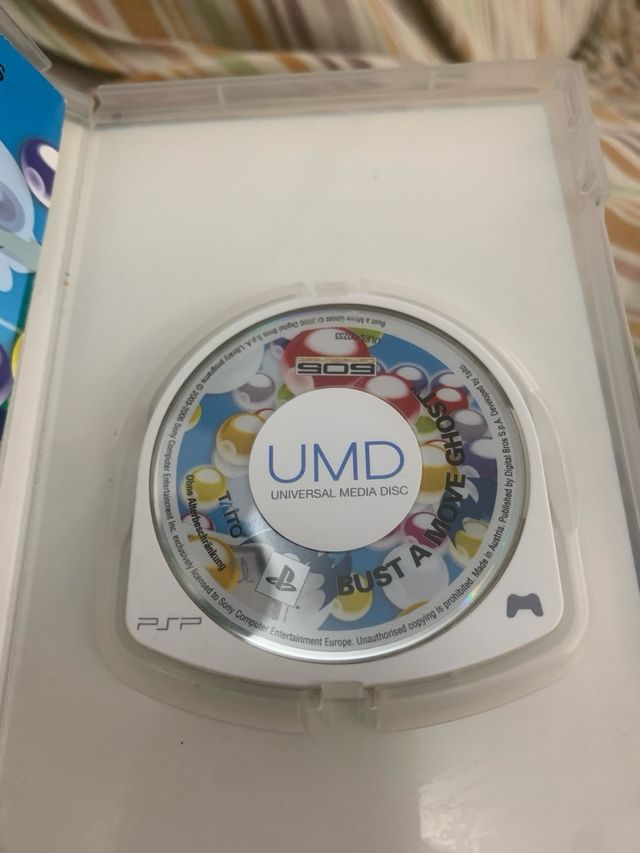 Giochi PSP con copertina e istruzioni.