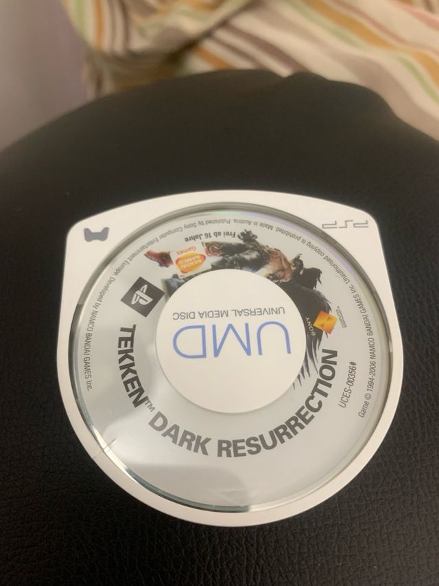 Giochi PSP con copertina e istruzioni.