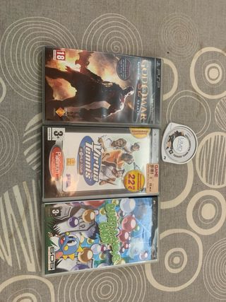 Giochi PSP con copertina e istruzioni.