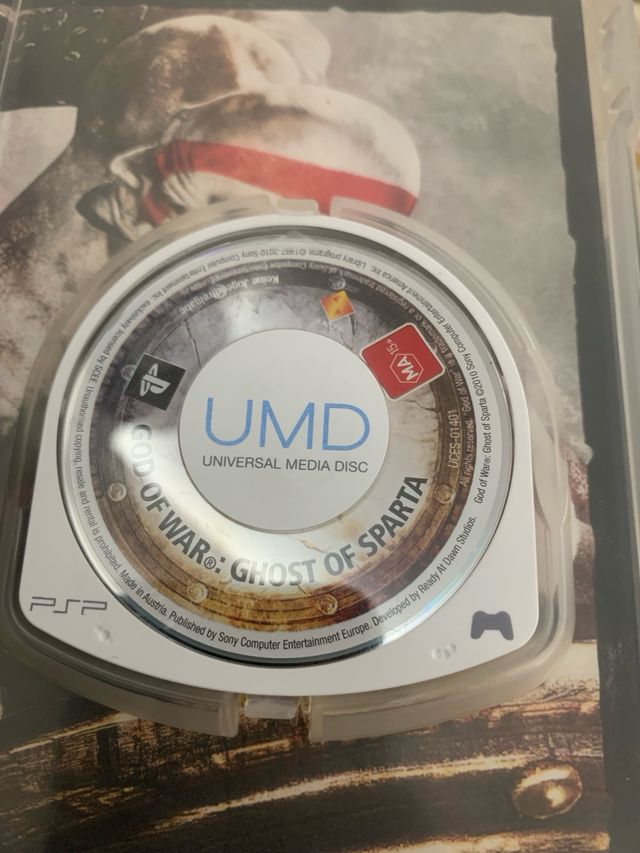 Giochi PSP con copertina e istruzioni.