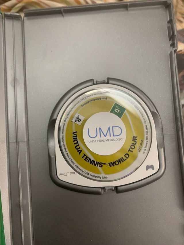 Giochi PSP con copertina e istruzioni.