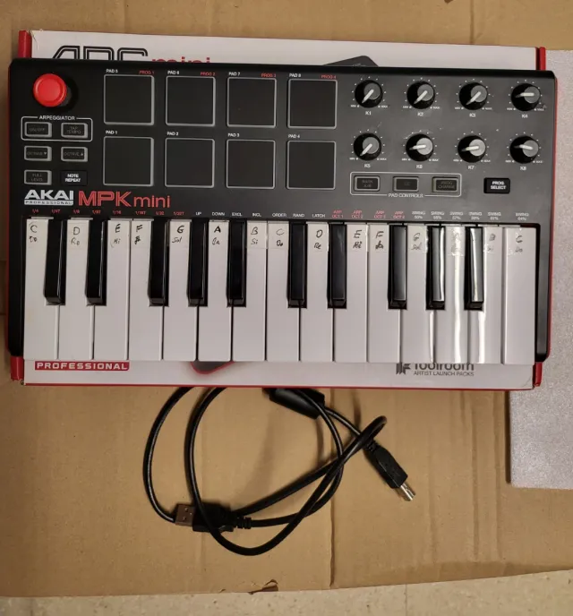 Akai MPK mini con cable. Sólo envíos