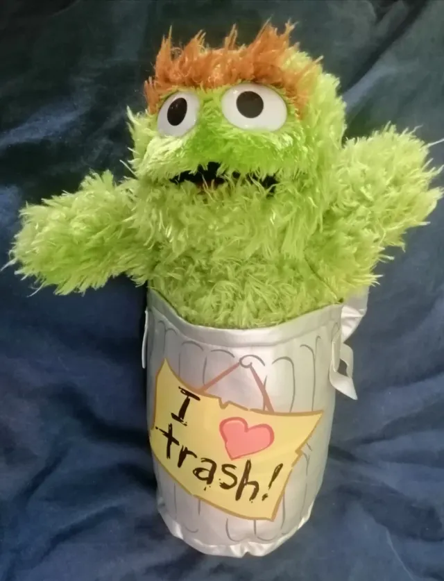 Peluche Oscar el Gruñón con Cubo I love trash