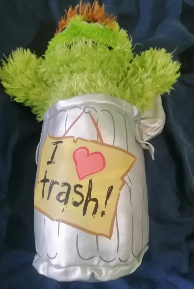 Peluche Oscar el Gruñón con Cubo I love trash