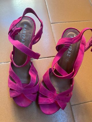 Sandalias de tacón fucsia