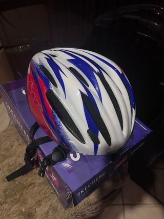 Casco da bicicletta bianco, blu e rosso