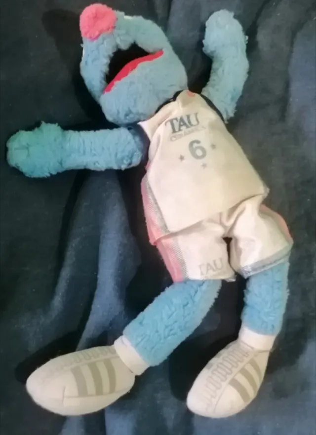 Peluche azul jugador baloncesto TAU