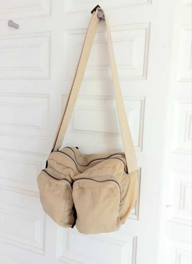 Borsa a tracolla beige con molte tasche