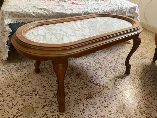 Mesa baja madera antigua con mármol