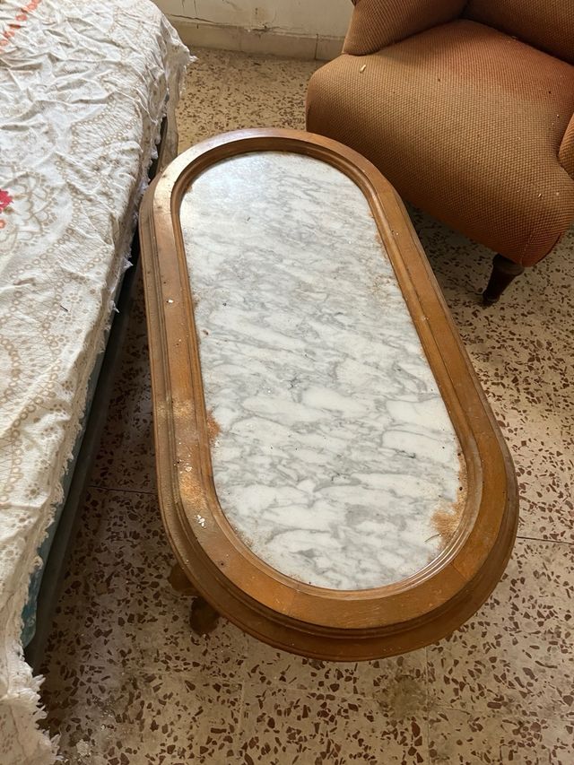 Mesa baja madera antigua con mármol