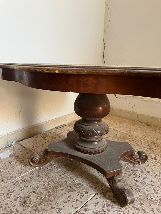 Mesa baja de madera antigua