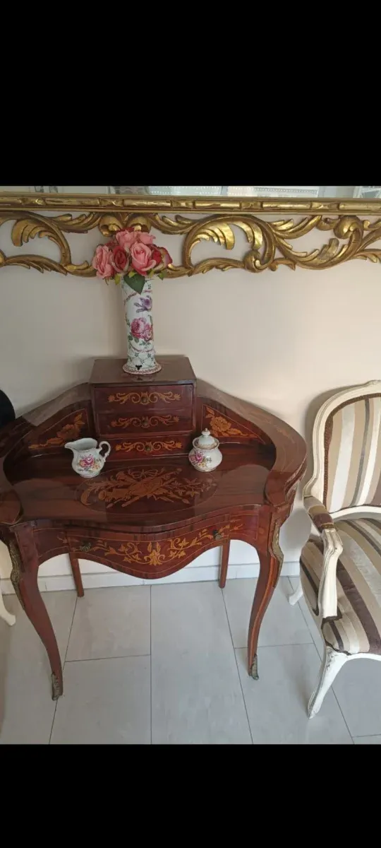 Mueble de marquetería: diseños incrustados.