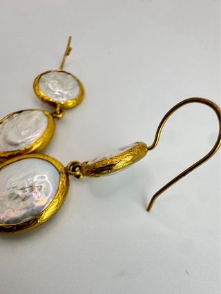 Orecchini dorati perle acqua dolce