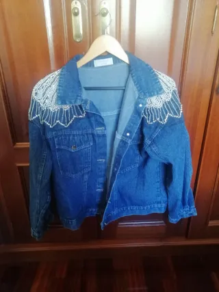 Cazadora vaquera oversize con pedrería