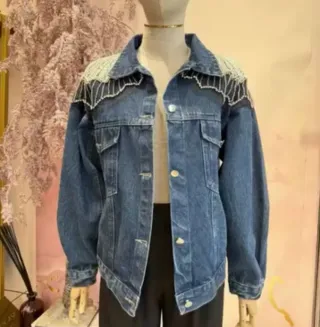 Cazadora vaquera oversize con pedrería