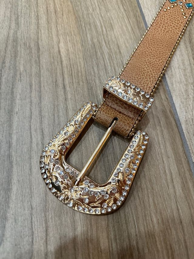 Cinturón Dorado con Pedrería y Turquesas