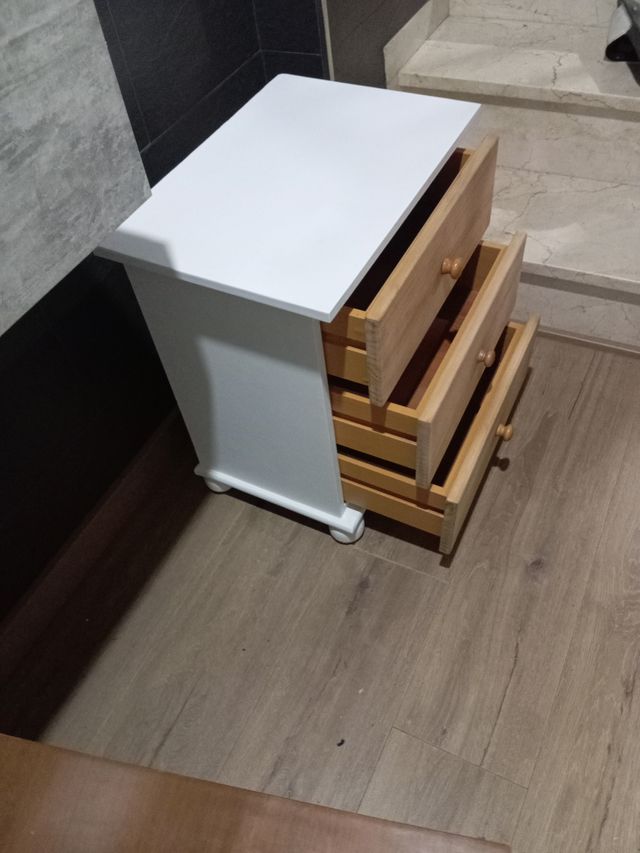 Mesita de noche 3 cajones