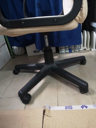 Silla de escritorio beige y negra