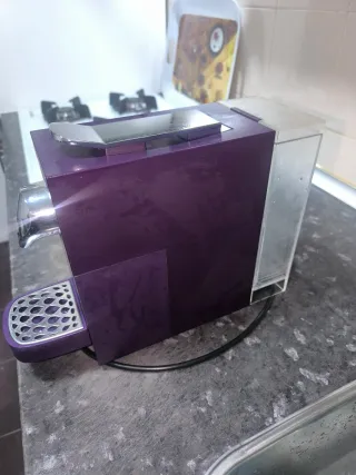 Cafetera de cápsulas morada