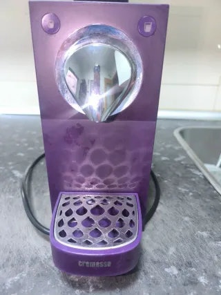 Cafetera de cápsulas morada