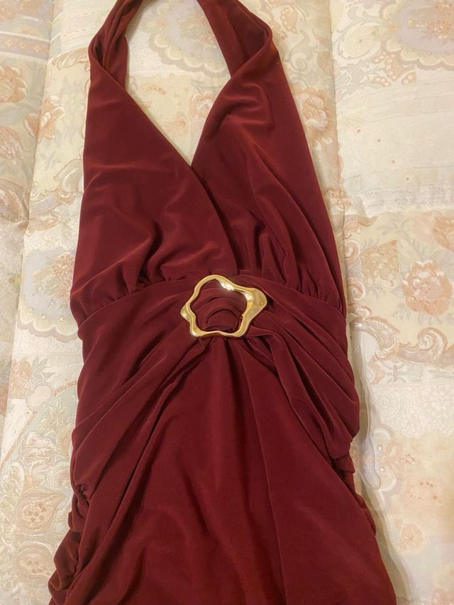 Abito lungo rosso con dettaglio dorato