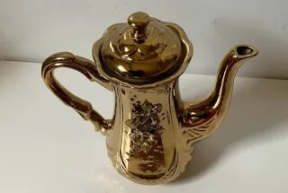 Teiera in ceramica fatta a mano color oro