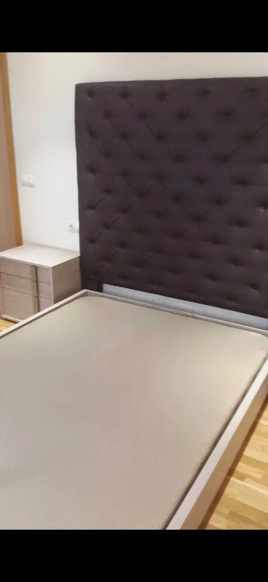 Canapé y cabecero de tela y madera