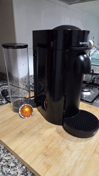 Cafetera Nespresso Vertuo Plus Negra