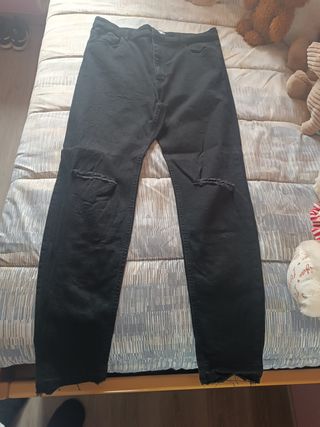 Pantalón Vaquero Negro Roto Pull&Bear | Talla 46