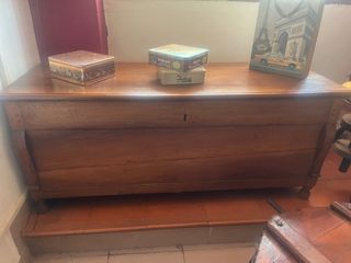 Baúl suizo antiguo de madera
