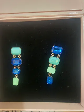 Orecchini pendenti con pietre blu e verdi