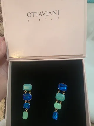 Orecchini pendenti con pietre blu e verdi