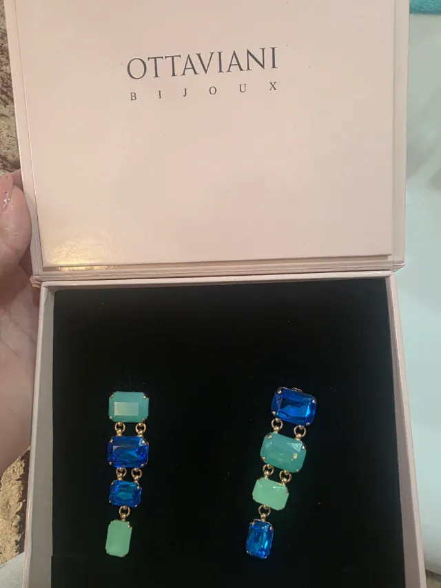 Orecchini pendenti con pietre blu e verdi