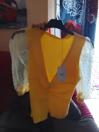 Blusa amarilla manga transparente