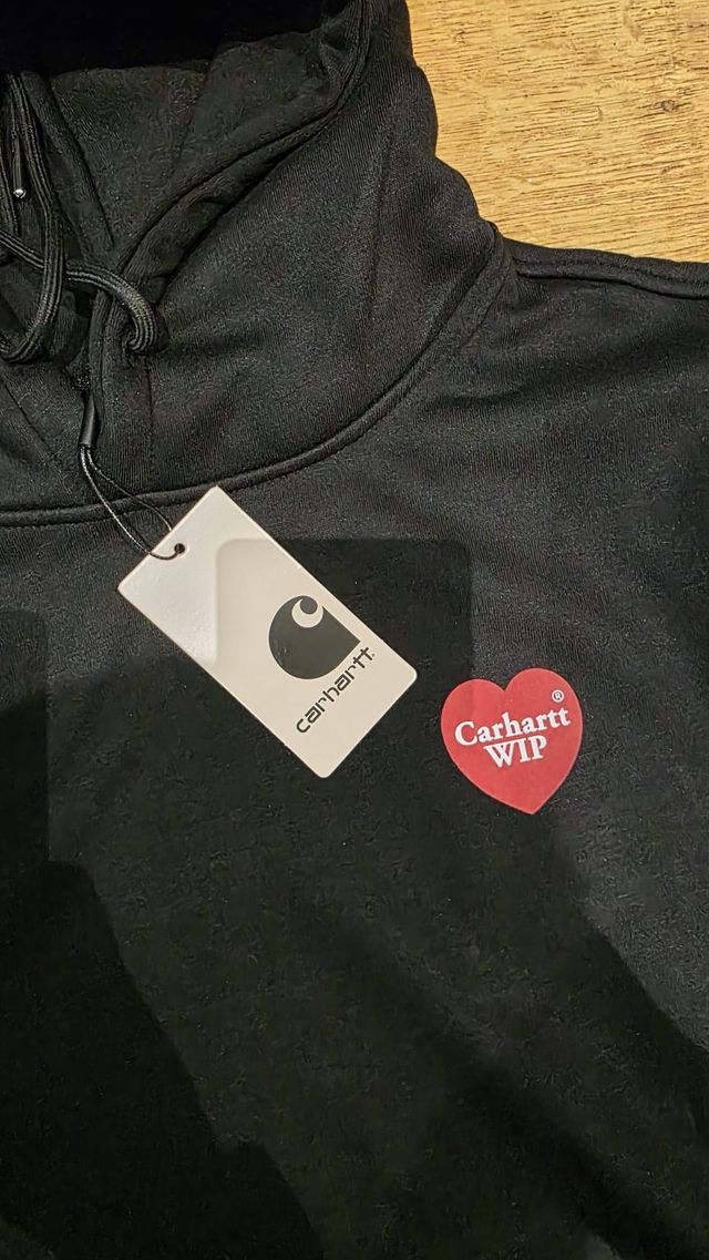 Sweatshirt Carhartt Preta Coração Vermelho