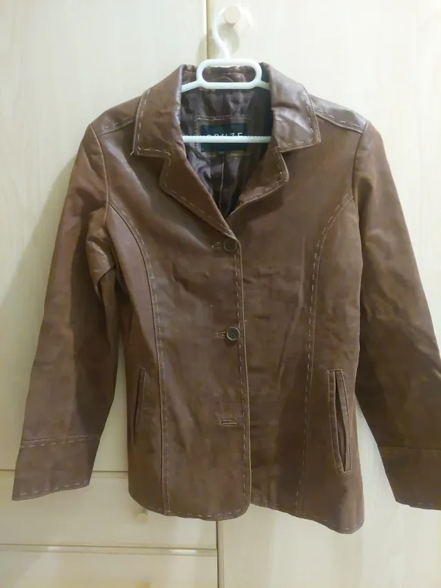Chaqueta de piel marrón