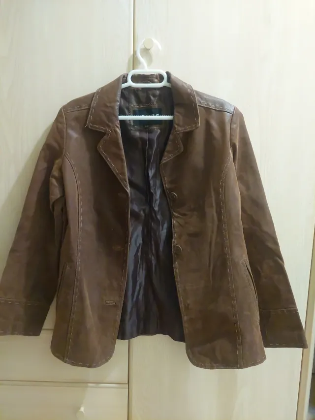 Chaqueta de piel marrón